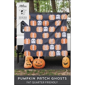 Puede incluir: Un edredón azul oscuro con diseños de calabazas naranjas y fantasmas blancos. El edredón se muestra con tres calabazas talladas delante. El texto "Pumpkin Patch Ghosts" y "Fat Quarter Friendly" está en la parte inferior.