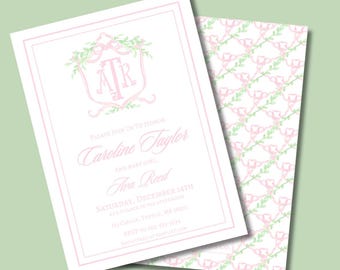 Könnte beinhalten: Zwei rosa und weiße Babyparty-Einladungen. Die vordere Einladung hat einen rosa Rand, ein Wappen mit den Initialen ATR und den Text "Please Join Us To Honor Caroline Taylor and Baby Girl Ava Reed". Die Rückseite hat ein rosa und grünes Muster.