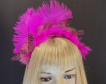 ホットピンクのケンタッキーダービーファシネーター、イースターファシネーター、ホットピンクのフェザーファシネーター、ピンクのフェザーヘッドバンド、ピンクのケンタッキーダービーファシネーター