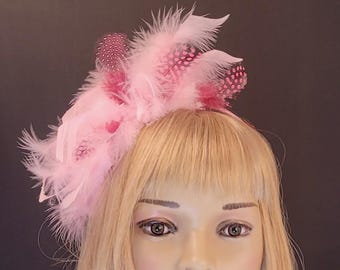 ピンクのケンタッキーダービーファシネーター、花嫁の母用ファシネーター、教会用フォーマルファシネーター、ピンクの結婚式ゲスト用ファシネーター、ピンクのフェザーハット