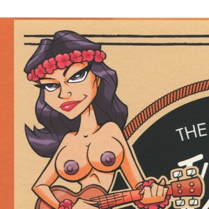 Könnte beinhalten: Illustration einer Frau, die Ukulele spielt, mit Blumenkranz und Grasrock. Das Bild ist ein Etikett für Sailor Jerry Spiced Rum, mit Text wie "92 Proof" und "Rum with natural flavors."