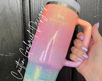Vaso con diseño ombré de playa en tonos pastel de Stanley, YETI y Simple Modern Trek