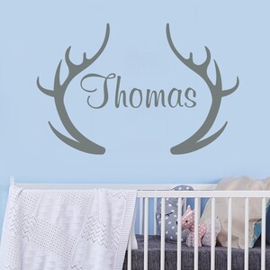 Personlig namndekal med hjorthorn, pojkars namndekal, rustik boho barnrumsdekoration med horn, väggdekal med jakttema i skogsmark DM141