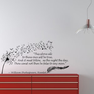 Puede incluir: Pegatina de pared en blanco y negro con un diente de león con notas musicales que se van volando. La cita "This above all: to thine own self be true, And it must follow, as the night the day, Thou canst not then be false to any man." de William Shakespeare, Hamlet está incluida.