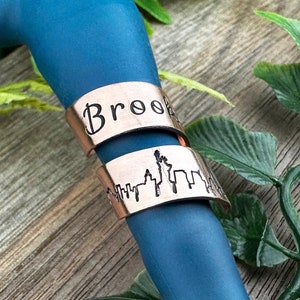 Personalisierter Stethoskop Anhänger: Handgestempeltes NYC Skyline Namensschild