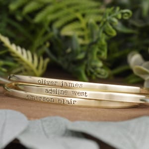 Braccialetto personalizzato con nome magro • Braccialetto a strati con nome personalizzato per bambini • Bracciale impilabile personalizzato • Regalo per neomamme, madri o nonne