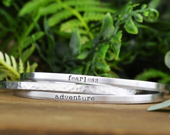 Handgestempelte Mantra Manschette: Personalisiertes Wort Armband, Inspirational Schmuck