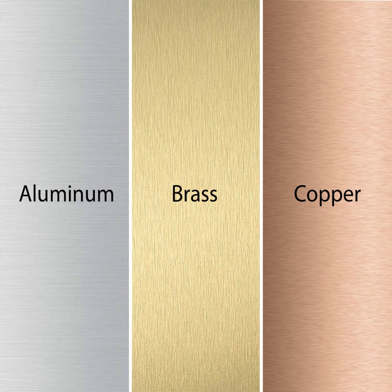 K&ouml;nnte beinhalten: Nahaufnahme von drei geb&uuml;rsteten Metallproben: Aluminium, Messing und Kupfer. Jede Probe hat eine eigene Farbe und Textur.