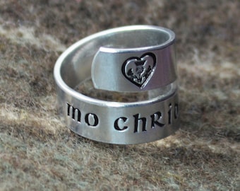 "Handgestempelter ""Mo Chridhe"" keltischer Wickelring: Schottische Distel, Sterlingsilber."
