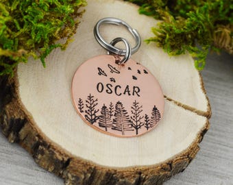 Etiqueta de identificación para mascotas estampada a mano: Etiqueta de collar para perro personalizada con diseño de bosque