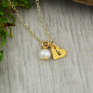 Collar inicial personalizable en oro con perla de agua dulce - joyería personalizada - regalo de aniversario - pequeño corazón encanto collar