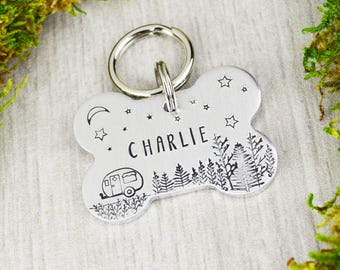 Etiqueta de identificación para mascotas de camping estampada a mano: Etiqueta de collar de perro personalizada