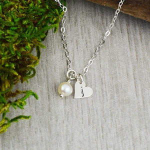Collar inicial personalizable en plata con perla de agua dulce - joyería personalizada - regalo de aniversario - pequeño corazón encanto collar