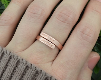 Personalisierter Stapelring: Individuell handgestempeltes Sterlingsilber