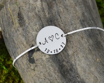 Handgestempeltes Sterling Silber Armband mit Initialen: Personalisierter Datum Anhänger