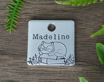 Literair katachtig identiteitsplaatje: handgestempeld bloemennaamkaartje voor huisdieren
