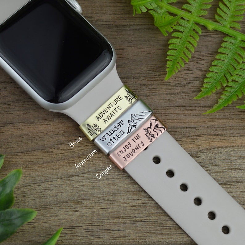 K&ouml;nnte beinhalten: Drei Metall-Armb&auml;nder mit gravierten inspirierenden Zitaten: "Adventure Awaits", "Wander Often" und "Enjoy the Journey". Die B&auml;nder sind aus Messing, Aluminium und Kupfer.