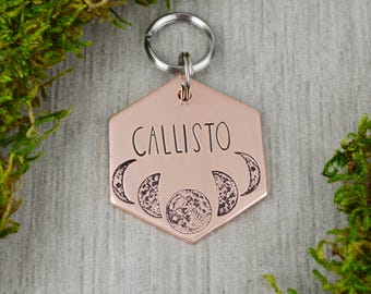 Etiqueta de identificación para mascotas con fases lunares estampada a mano: Etiqueta de collar para perro grabada a medida