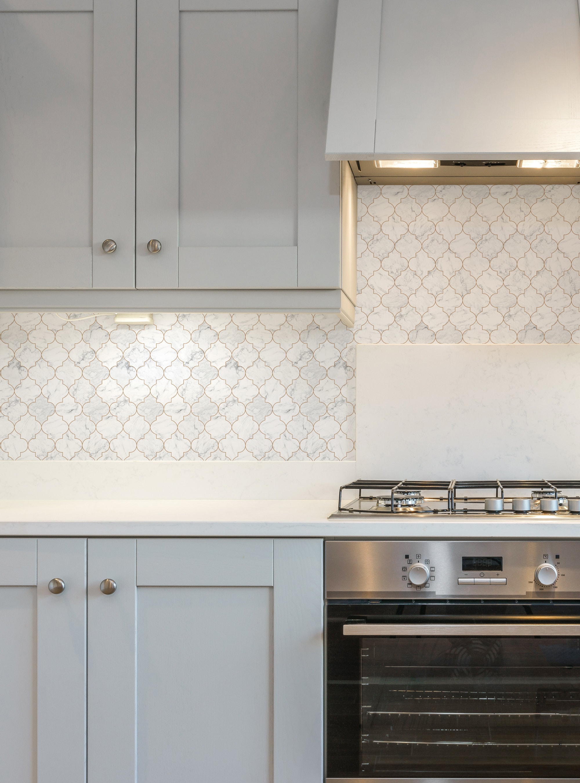 backsplash gold and white