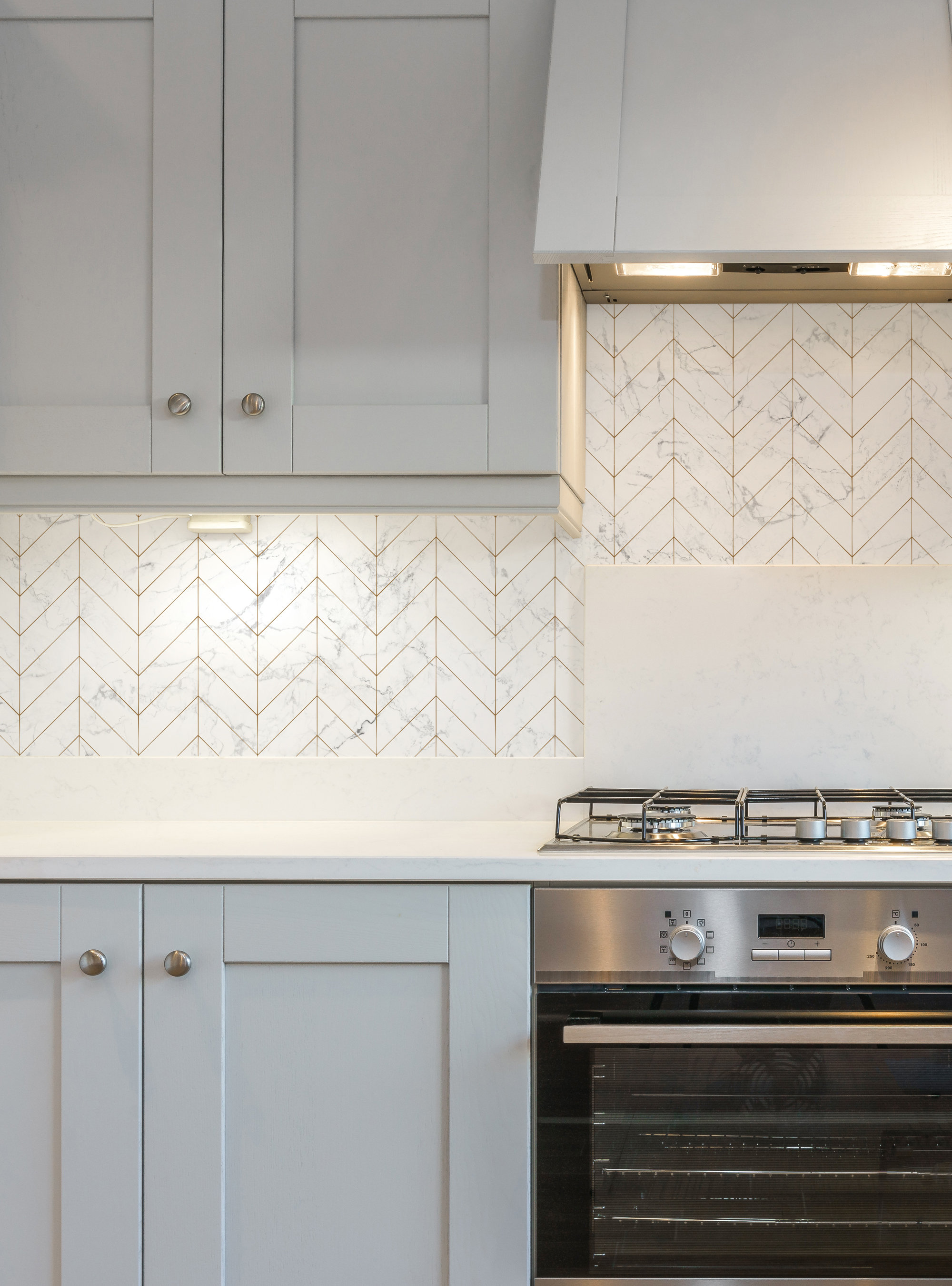 white and gold back splash