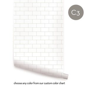 Puede incluir: Papel tapiz de azulejos blancos de metro con una línea de lechada gris sutil. El papel tapiz está enrollado y la esquina está doblada para mostrar el patrón. La imagen incluye el texto "C3".