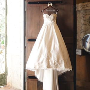 Cintre de robe de mariée, cadeau de mariée, mariage rustique, cintre de mariage, cintre de mariage de grange chic, cintre pour la mariée, cintre en bois, cintre de mariée image 2