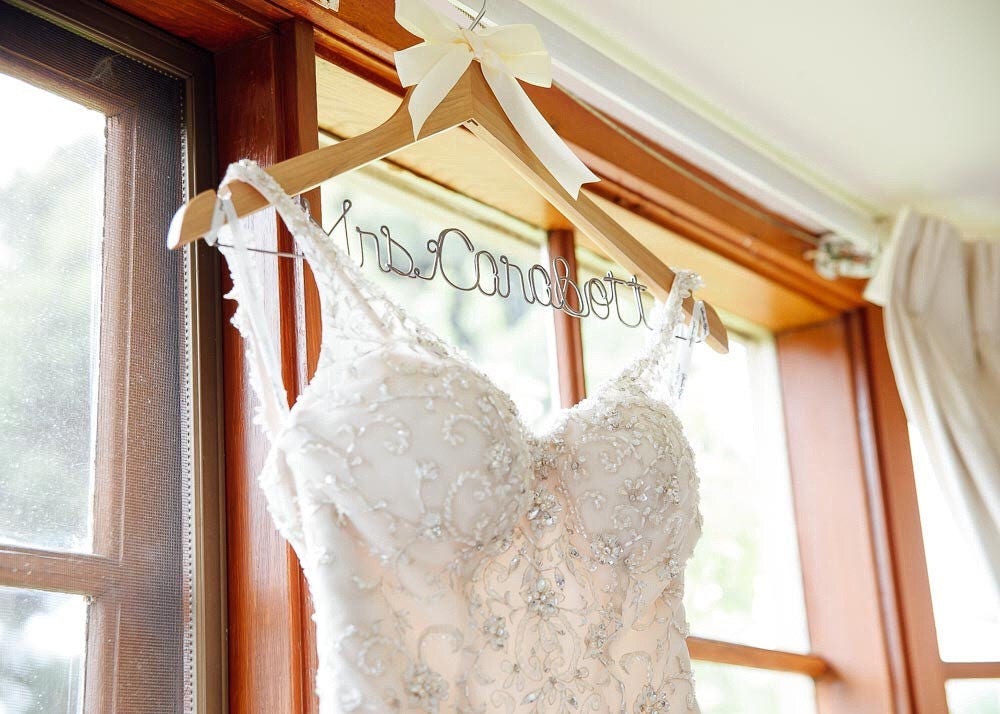 Percha de novia de madera blanca, decoraciones de boda, regalos de novia,  perchas de vestido de novia -  España