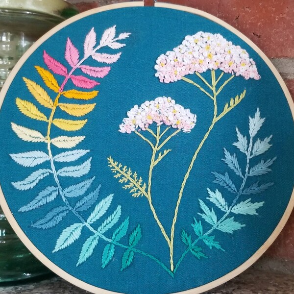 Cerceau de broderie florale d’arc-en-ciel de pastel. Art brodé. Hoop Art. Arc-en-ciel. Broderie à la main. Art mural. Fleurs. Yarrow. Feuilles. Broderie.