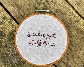 SALE**Reif. Hündinnen Get Stuff Done. Stickerei. Stickrahmen. Gestickte Kunst. Kunst. Lustig. Handarbeit. Blumig.