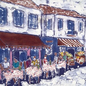 Könnte beinhalten: Aquarellmalerei einer europäischen Straßenszene mit Gebäuden, Markisen und Sitzgelegenheiten im Freien. Die Tische sind mit rot-weiß karierten Tischdecken bedeckt. Personen sitzen an Tischen, und Obstkarren sind zu sehen.