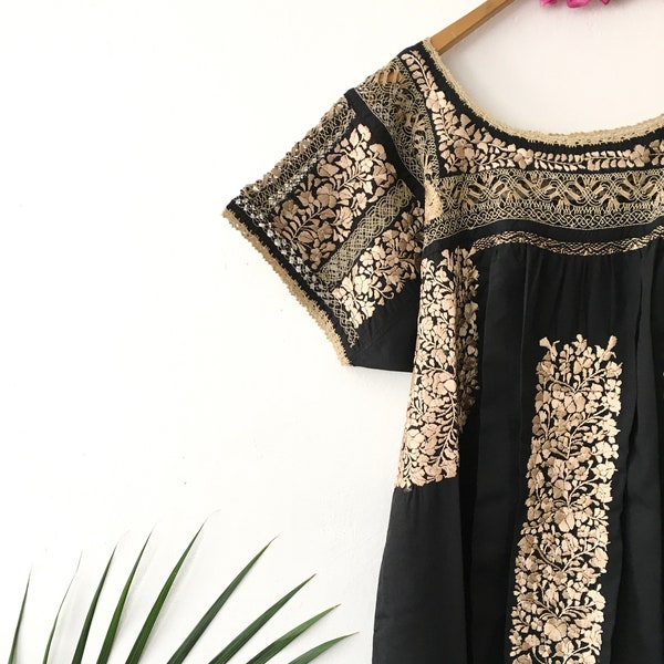 Beautiful embroidered dress, deshilado, oaxaca Dress, San Antonino, shipping DHL, delivery in the USA 3 to 6 days