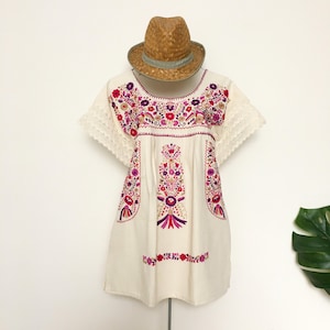 Mexican Top, hand-embroidered robe, beautiful colorful Mexican hippie flowers, folk, cute Mexico