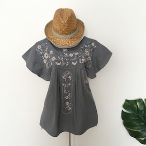 Mexican Top, hand-embroidered robe, beautiful colorful Mexican hippie flowers, folk, cute Mexico