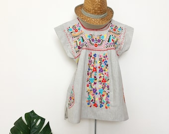 Mexican blouse, hand-embroidered, Mexican Top, beautiful colorful Mexican hippie flowers, folk, cute Mexico