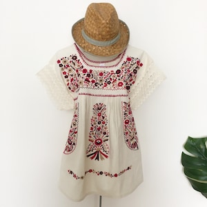 Mexican Top, hand-embroidered robe, beautiful colorful Mexican hippie flowers, folk, cute Mexico