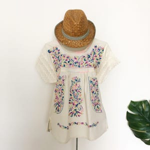 Mexican Top, hand-embroidered robe, beautiful colorful Mexican hippie flowers, folk, cute Mexico