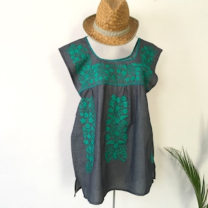 Mexican blouse, hand-embroidered, Mexican Top, beautiful colorful Mexican hippie flowers, folk, cute Mexico