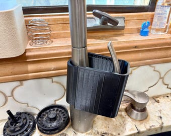 Bloqueo de grifo ajustable para fregadero de cocina para niños o gatos: evita que se encienda y se desconecta rápidamente.