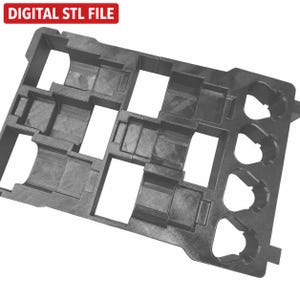 Puede incluir: Una bandeja de almacenamiento rectangular negra con múltiples compartimentos moldeados para organizar herramientas o piezas. La bandeja presenta una estructura de rejilla con varios recortes rectangulares y redondeados. El texto DIGITAL STL FILE es visible.