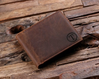 Portafoglio personalizzato monogramma inciso in pelle Bifold Mens Wallet legno regalo scatola Groomsmen, testimone di nozze, regalo festa del papà