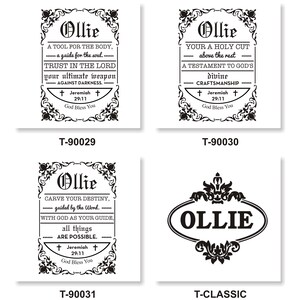 Pu&ograve; includere: Quattro disegni quadrati con il nome "Ollie" in un carattere decorativo. Ogni disegno presenta testo religioso e bordi decorativi. I disegni sono in bianco e nero, con il testo che include versetti biblici e frasi ispiratrici.