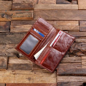 Cartera larga de dos pliegues con diseño de pecho, personalizada, de cuero grabado con monograma y caja de regalo de madera, billetera para hombre o mujer, funda para chequera imagen 4