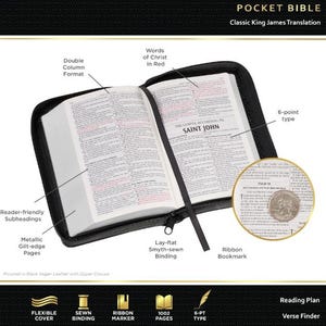 Pu&ograve; includere: Bibbia tascabile aperta con copertina nera, con la traduzione classica King James. Le pagine hanno bordi dorati metallici, sottotitoli di facile lettura e un segnalibro a nastro. Il testo include le parole di Cristo in rosso.