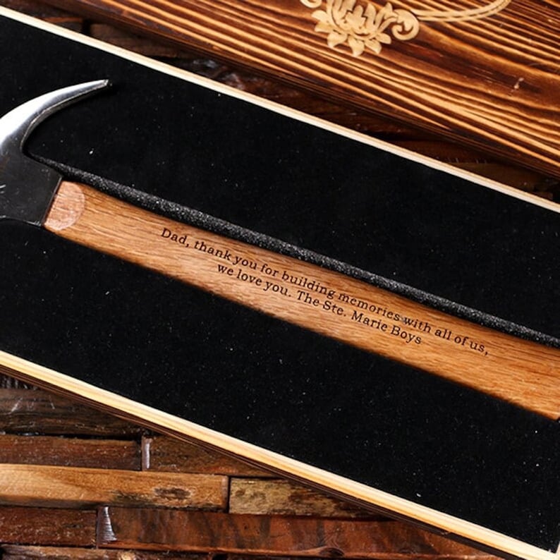 Pu&ograve; includere: Un martello con manico in legno e testa argentata, inciso con il messaggio "Pap&agrave;, grazie per aver costruito ricordi con tutti noi, ti vogliamo bene. I Ste. Marie Boys".
