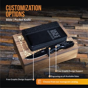 Pu&ograve; includere: Una Bibbia nera con il testo "HOLY BIBLE KING JAMES VERSION" e un coltello tascabile nero con la scritta "Ollie" sono esposti su una scatola di legno. L'immagine include il testo "CUSTOMIZATION OPTIONS" e "Free Graphic Design Support".