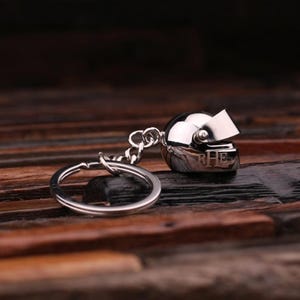 Porte-clés pour casque de moto avec monogramme personnalisé pour homme, petit ami, idée cadeau d'anniversaire pour la fête des pères avec boîte-cadeau en bois