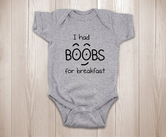 FUNNY PRINTED SHORT SLEEVED BABY VEST//BODYSUIT I HAD BOOBS FOR BREAKFAST