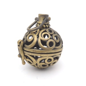 bronze filigree locket - round locket pendant - vintage  pendants -- vintage metal pendant - brass pendant -2pcs
