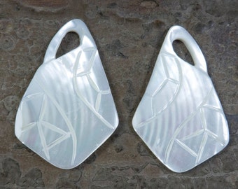 white mother of pearl geometric pendant - white shell pendant - shell pendant supplies - white jewelry pendant - jewelry shell pendant