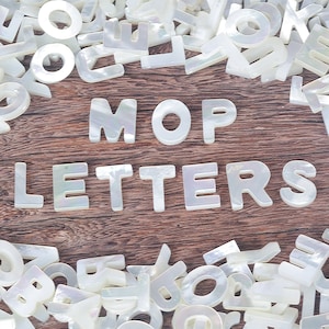 Natürliche Muschel Perlen Großbuchstaben , weiße Perlmutt Muschelperlen für Wörter , Charms / Buchstabenanhänger oder Charms für jede eigene Halskette